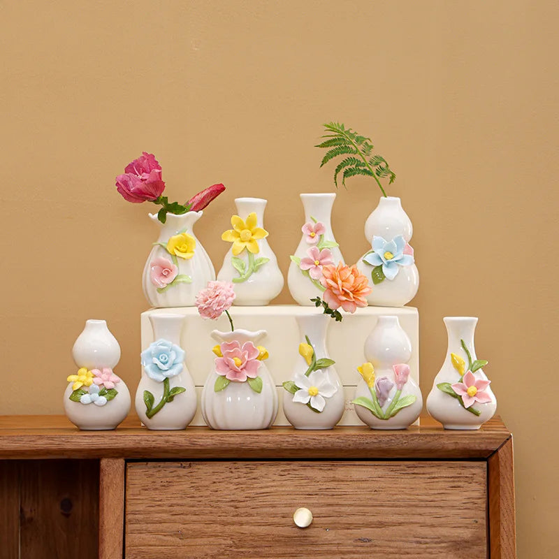 vase décoratif céramique blanche motif fleurs colorées bouquet intérieur moderne
