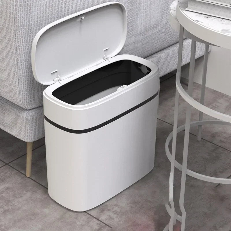 Mini poubelle de salle de bain poussoir 14L blanche dans un intérieur moderne