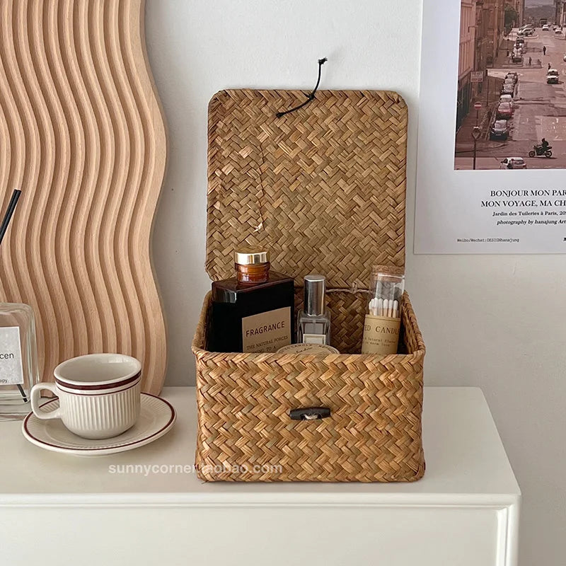 paniers osier naturels rustiques boho chic poignées métalliques rangement divers tasses sachets thé livres