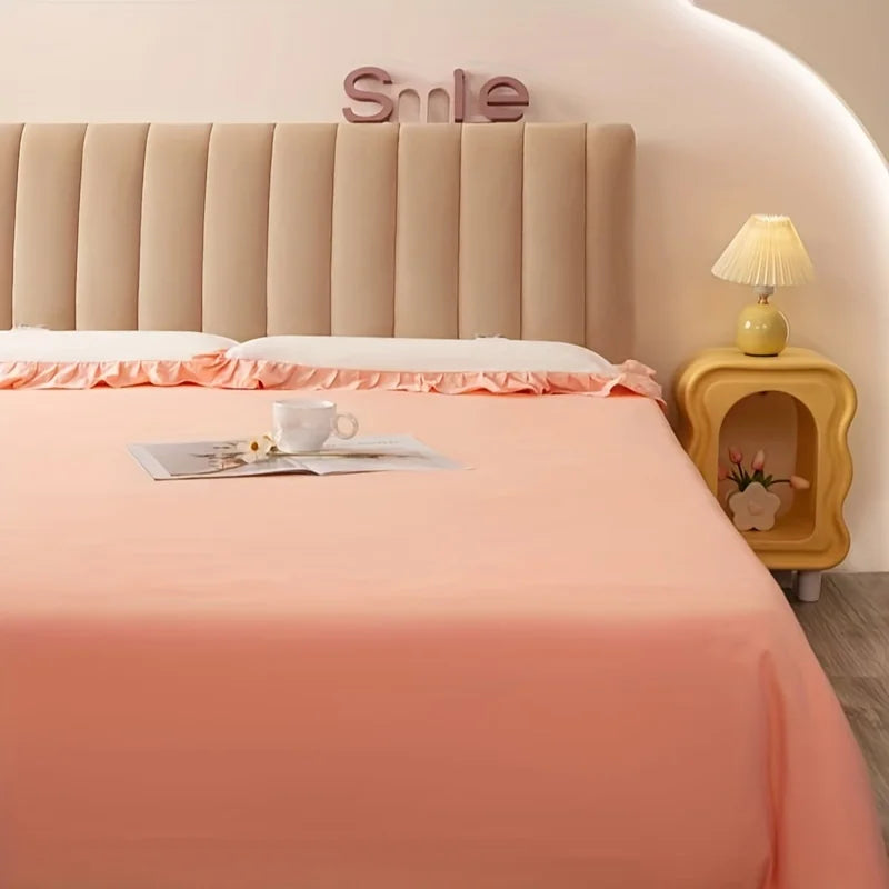 Housse de tête de lit en velours épais de couleur blanche dans une chambre décorée