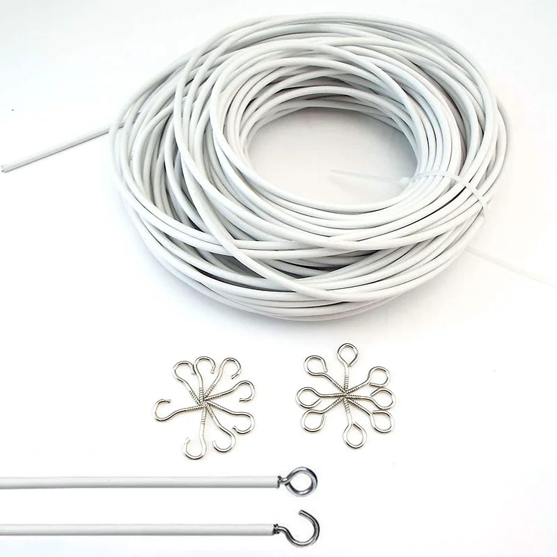 Rideau en fil PVC extensible blanc suspendu à une fenêtre