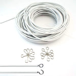 Rideau en fil PVC extensible blanc suspendu à une fenêtre
