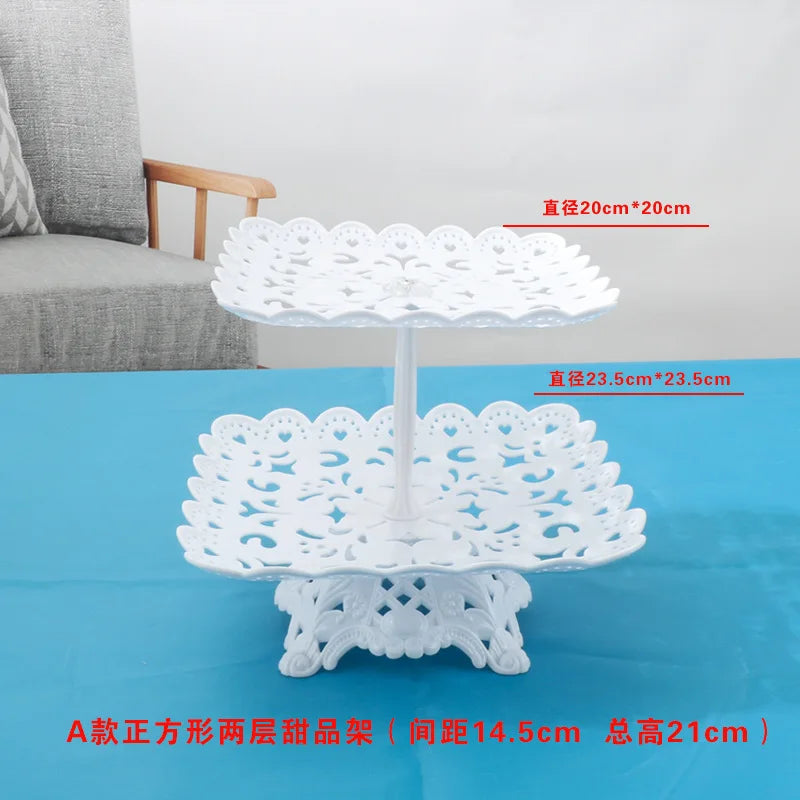 support gâteaux anniversaire blanc dentelle motifs floraux classique vintage niveaux assiettes carrées