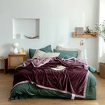 Une chambre confortable avec un lit douillet et des touches de couleurs chaleureuses.