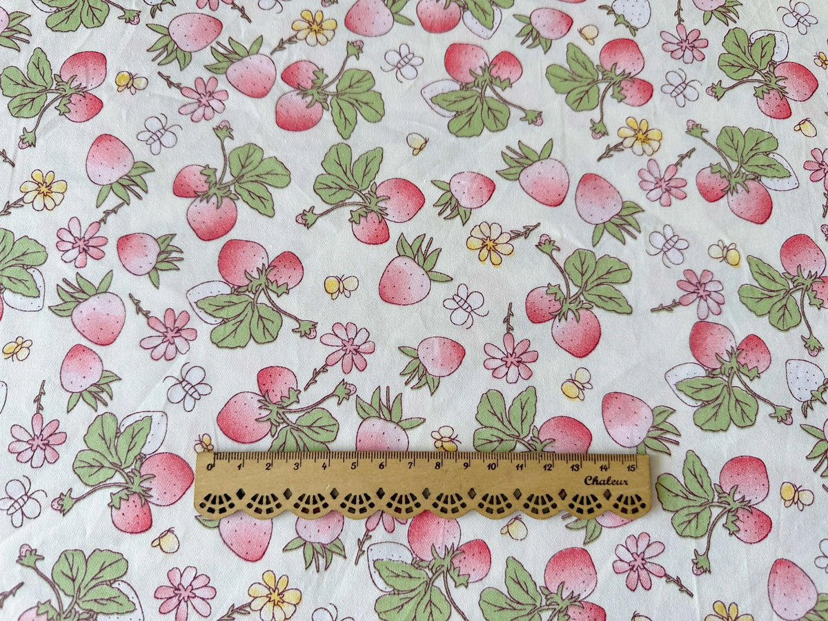 tissu coton imprimé fraises fleurs rouge vert blanc floral 160cm confection draps nappes rideaux