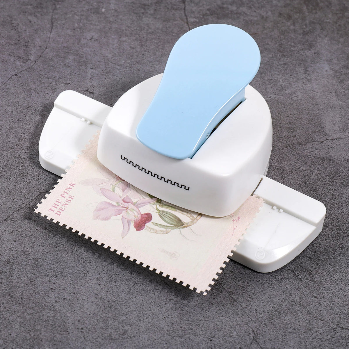 perforateur bords blanc bleu clair rose clair papeterie scrapbooking cartes decoration étudiante minimaliste