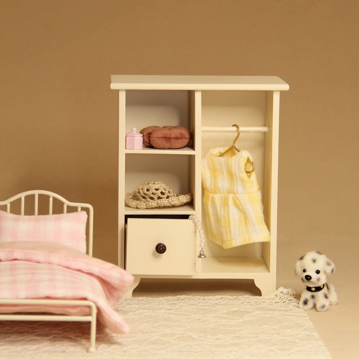 armoire miniature bois rose crème verte tiroir vêtements osier plantes coussins rustic