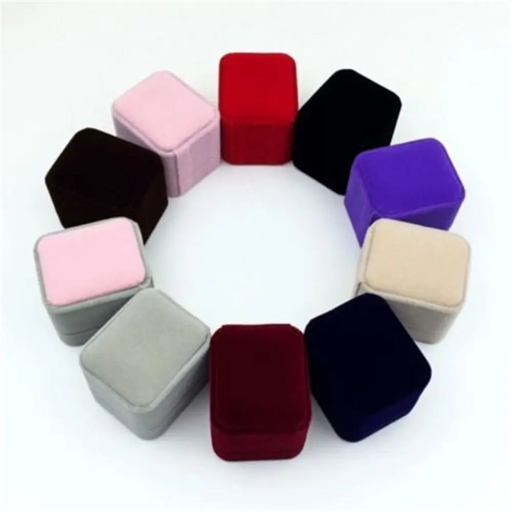 boîtes rangement velours rouges violettes roses grises noires bleues bijoux bague mariage saint valentin