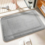 tapis bain gris clair doux antidérapant absorption rapide douche maison confortable moderne