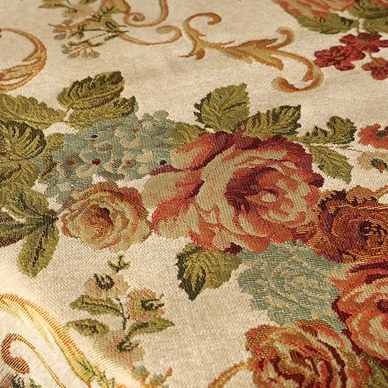 Magnifique tapisserie florale ornée de fleurs épanouies aux couleurs chaudes et élégantes.