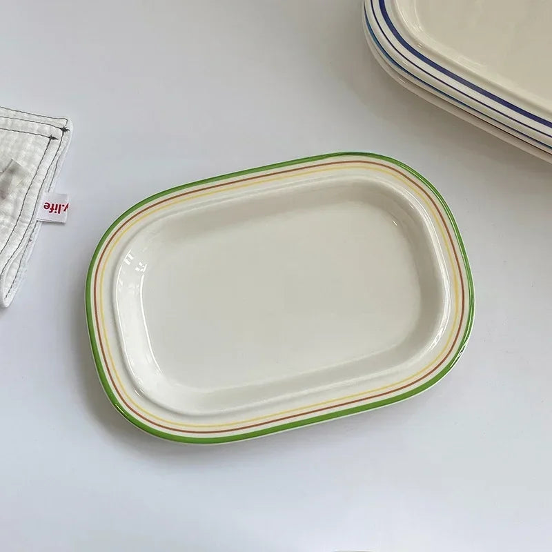 assiettes ovales rayées blanc bleu rouge vaisselle classique cuisine décoration table après midi thé