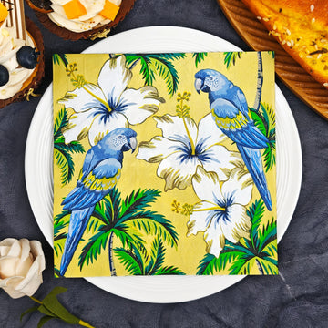 serviettes table papier motif tropical perroquets fleurs palmiers jaune bleu vert hibiscus pliées dépliées