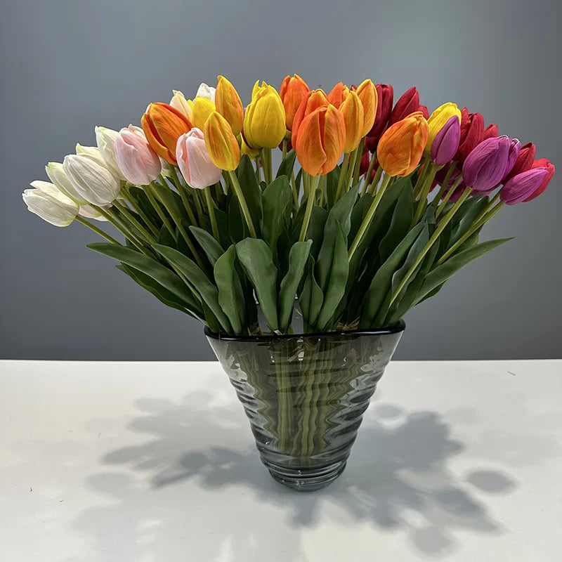 décoration intérieure moderne bouquet tulipes artificielles feuilles vertes blanc orange rouge minimaliste maison