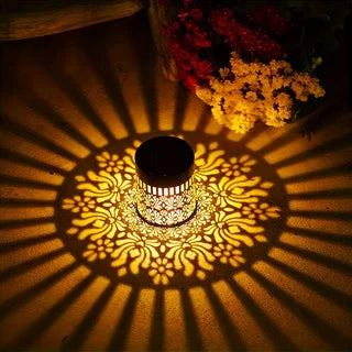 lampe solaire moderne noire dorée motif floral ajouré éclairage extérieur décoratif autoinstallation fer