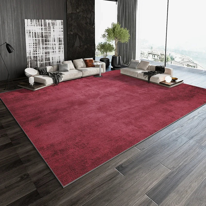 Un grand tapis rouge luxueux rehausse l'élégance de ce salon moderne avec de grands canapés blancs, une fenêtre panoramique et une décoration minimaliste.