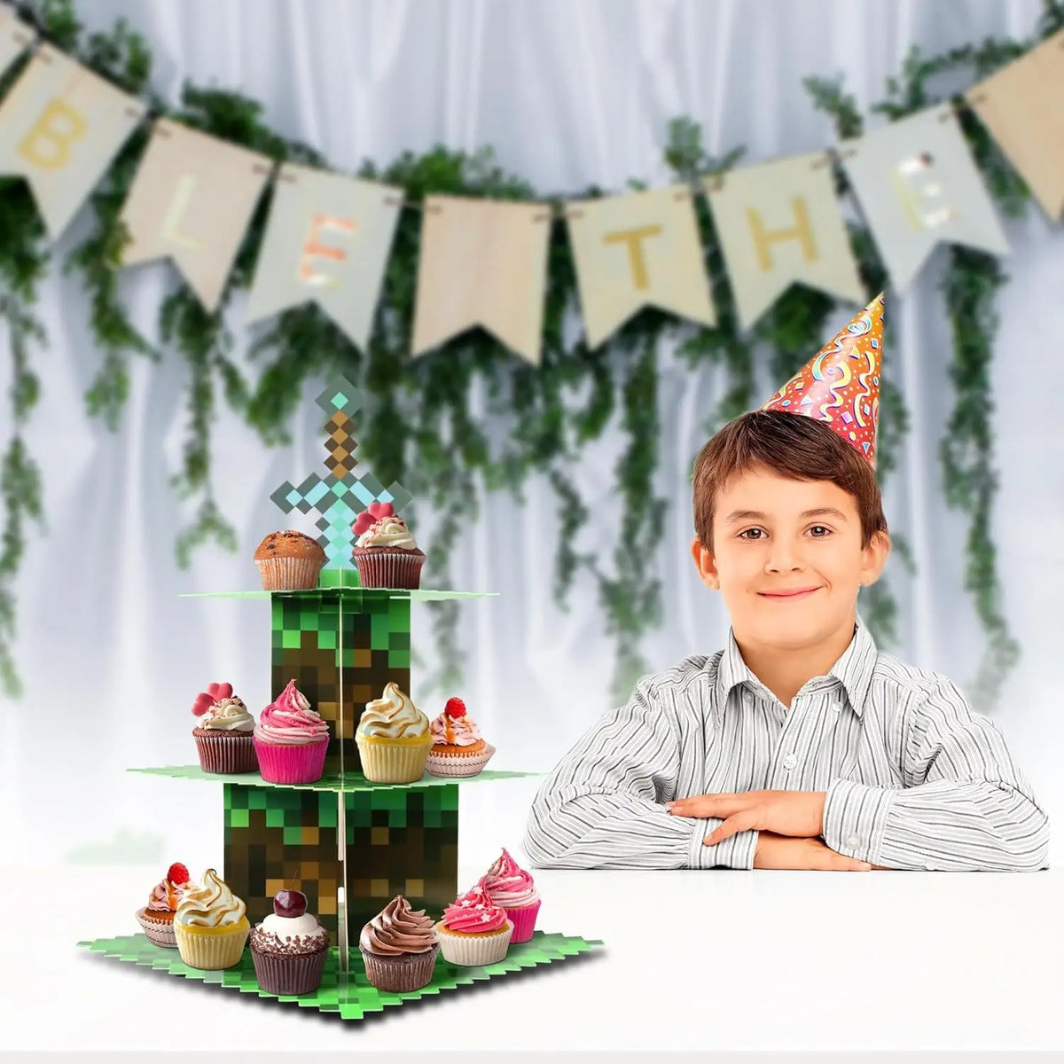 présentoir cupcakes minecraft bloc terre arbre épée vert anniversaire bannières happy birthday chapeaux festive