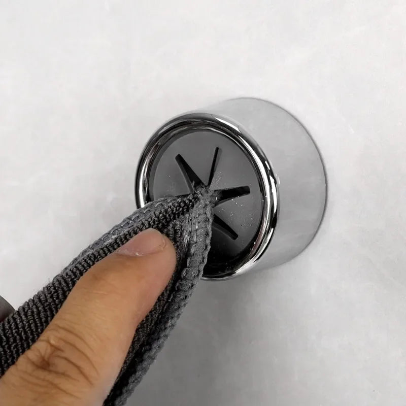 Porte-serviettes installé dans une salle de bain moderne