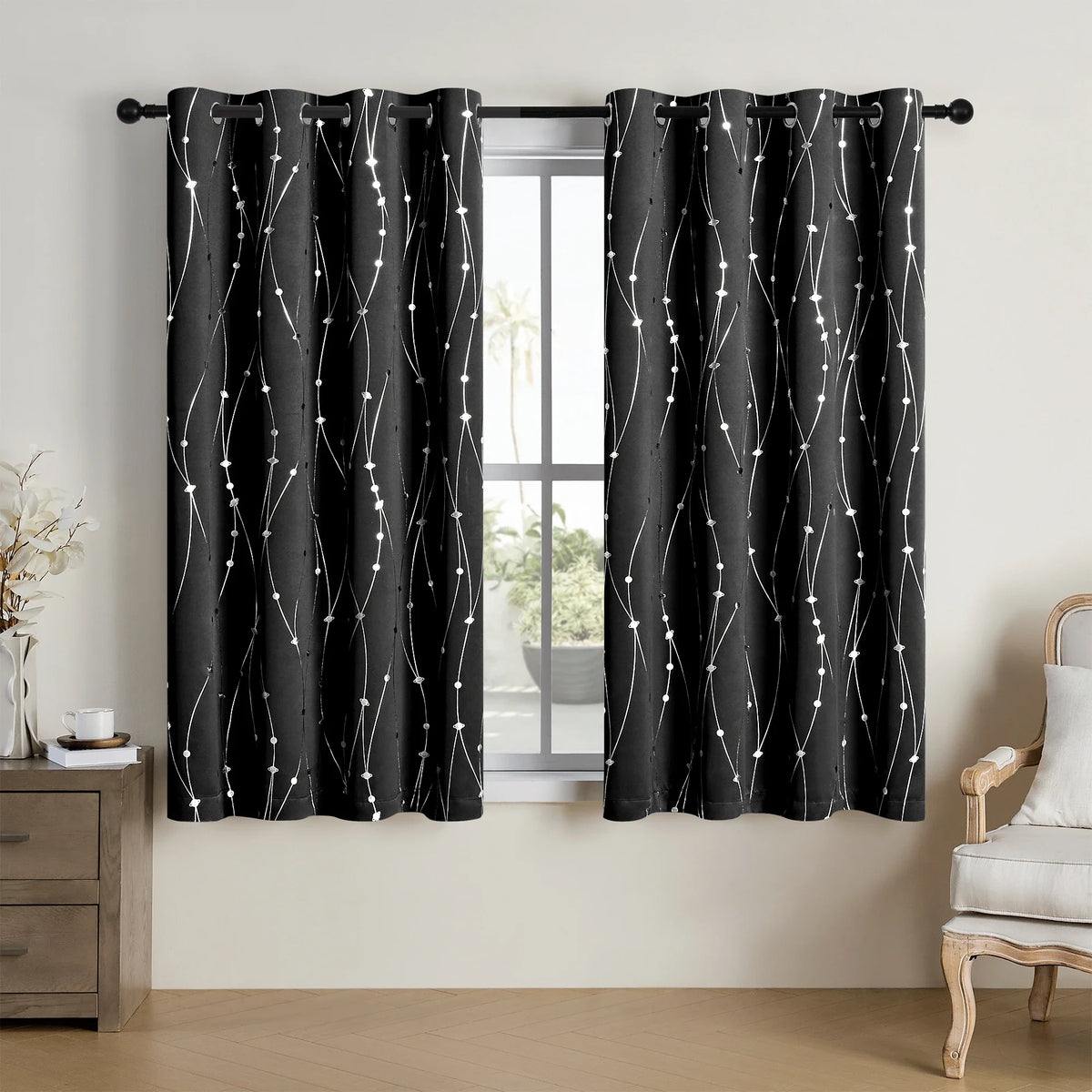 rideaux occultants imprimés noir gris clair moderne élégants lignes points blancs transparents intérieur salon