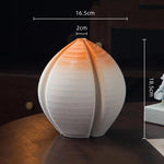 vase moderne blanc marron rouge orange rayures horizontales opacité maison fleurs table