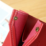 sac mouchoirs cuir rouge moderne écriture gravée dorés élégant papiers hygiéniques