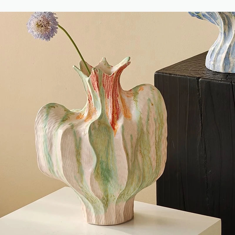 vase céramique texturé rose vert orange stries verticales tulipes allium décoration table moderne sculptural