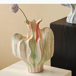vase céramique texturé rose vert orange stries verticales tulipes allium décoration table moderne sculptural