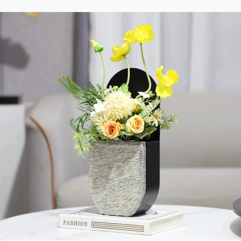 cache pot moderne léopard noir marron gris fleurs artificielles minimaliste texture cuir tissu decointérieur