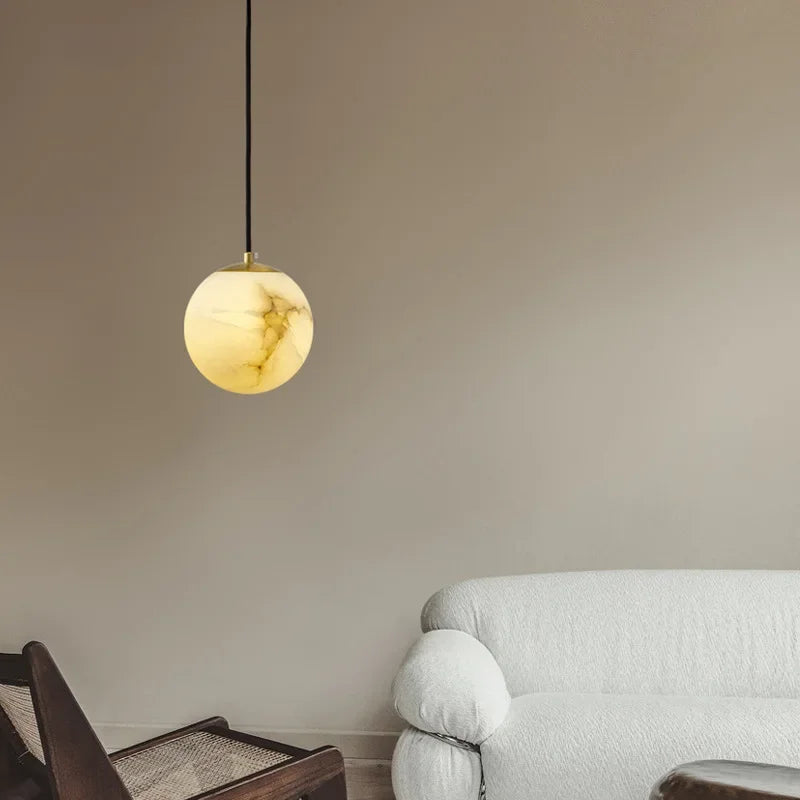 suspension lumineuse moderne marbre translucide câble noir socle doré élégante chambre salon étude