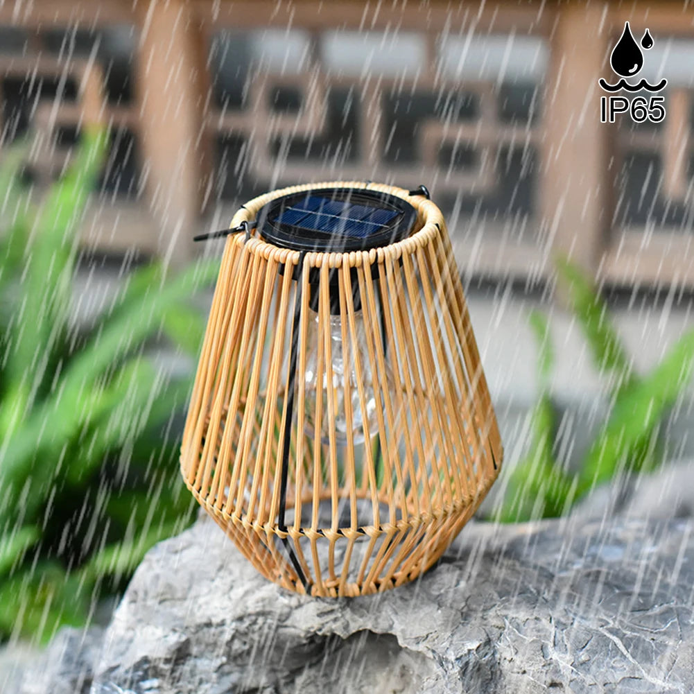 Grande lanterne solaire extérieur rotin IP65 suspendue dans un jardin