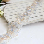 ruban dentelle fleurs blanches blanc vert rose violet broderie fine élégant coton polyester six