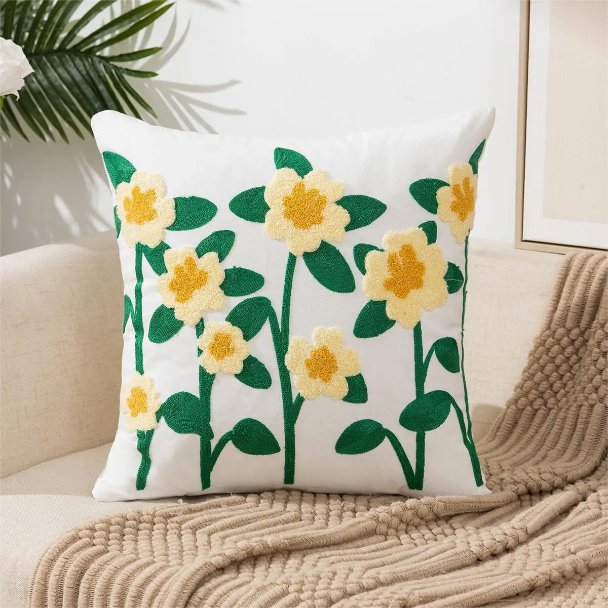 coussin carré blanc motif floral moderne brodé fleurs multicolores amovible lavable