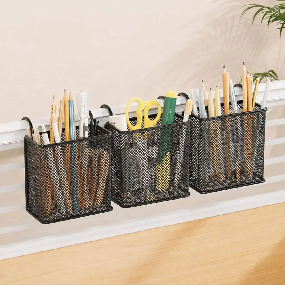 paniers rangement moderne noir blanc maille métallique clips scies crayons règle