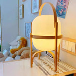 Lampe de chevet japonaise allumée dans une chambre
