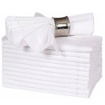 Pile de serviettes blanches propres pliées avec un ruban décoratif en métal.