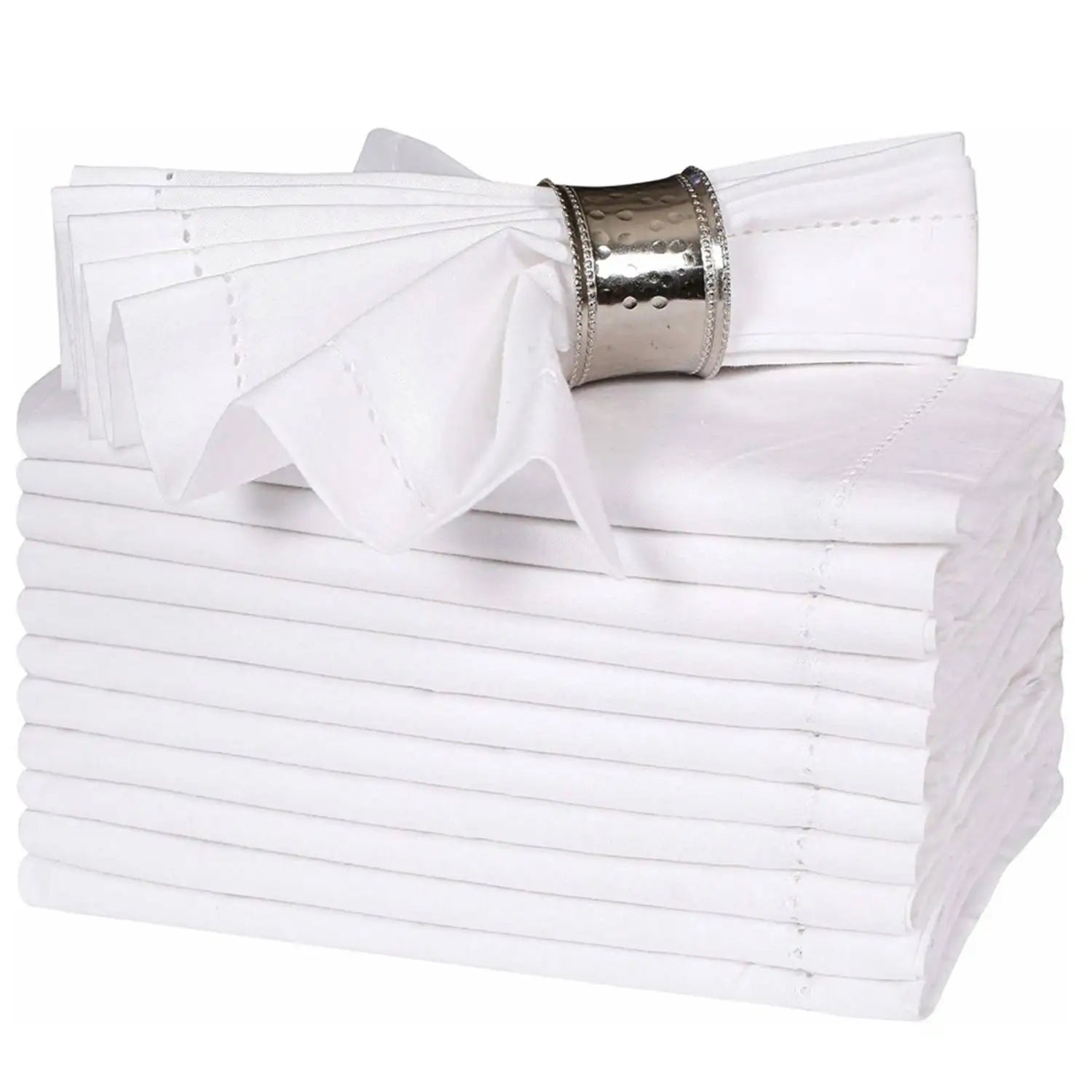 Un ensemble de serviettes de table en coton blanc avec un anneau élégant en métal martelé.