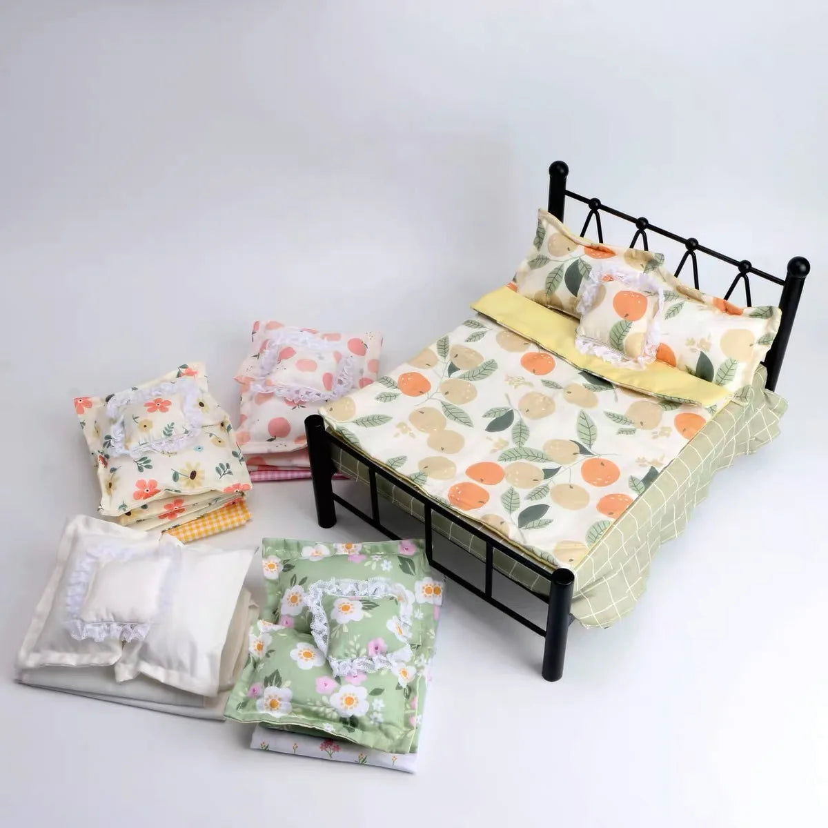 ensemble literie poupée motifs floraux citrons pêches carreaux volants lit noir couette draps taies