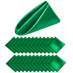 Un jeu de pliage de serviette en forme triangulaire avec de douces nuances de vert, parfait pour créer une ambiance chaleureuse et festive lors d'un dîner élégant.