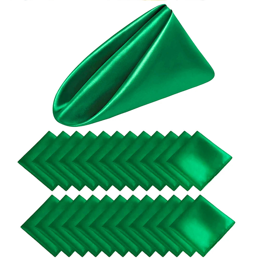 Un jeu de pliage de serviette en forme triangulaire avec de douces nuances de vert, parfait pour créer une ambiance chaleureuse et festive lors d'un dîner élégant.