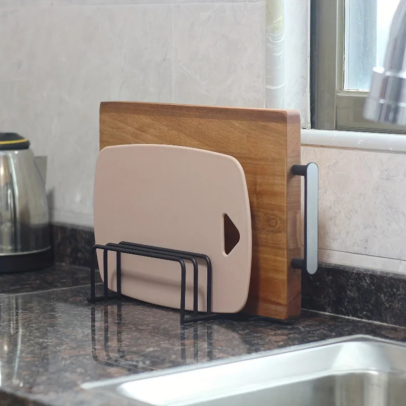 rangements planches découper structure métallique barres horizontales moderne minimaliste ustensiles cuisine noir boisclair rose