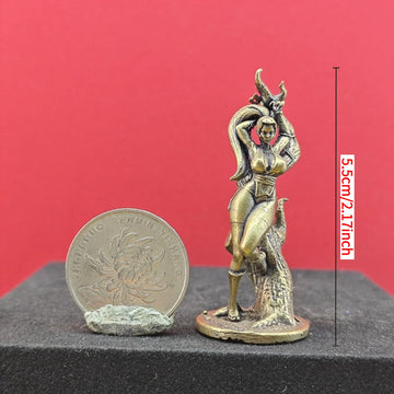 statue miniature femme combat reptile bronze doré détails sculptés base circulaire collection fantaisie ornement