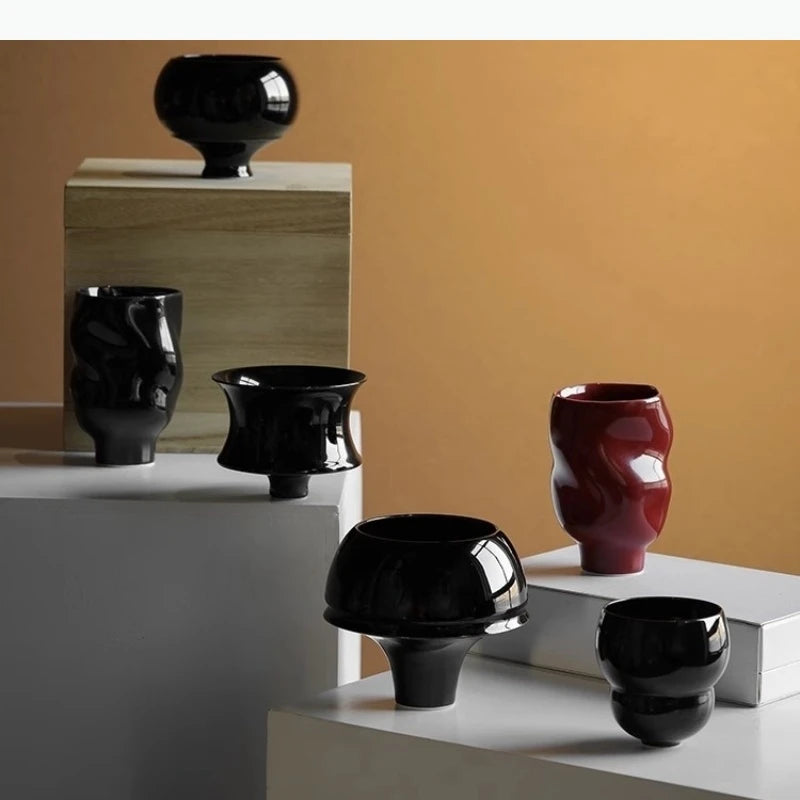 tasses modernes noir rouge texture ondulée brillante fonction table