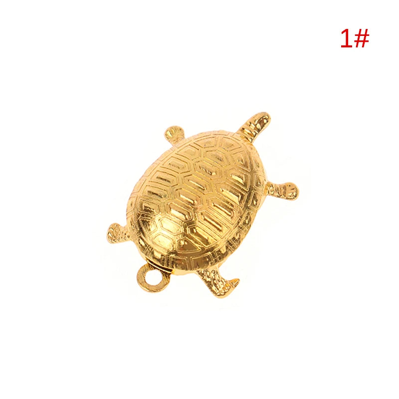 pendentif tortue dorée motif cuir rouge orné feng shui chance richesse décoration intérieure souvenir