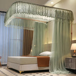 Une chambre luxueuse avec un grand lit, un riche mobilier et des rideaux élégants créant une atmosphère apaisante et confortable.