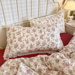 ensemble literie floral vintage housse couette taies d'oreiller fleurs roses vertes bordure dentelle blanc