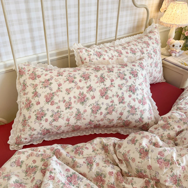 ensemble literie floral vintage housse couette taies d'oreiller fleurs roses vertes bordure dentelle blanc