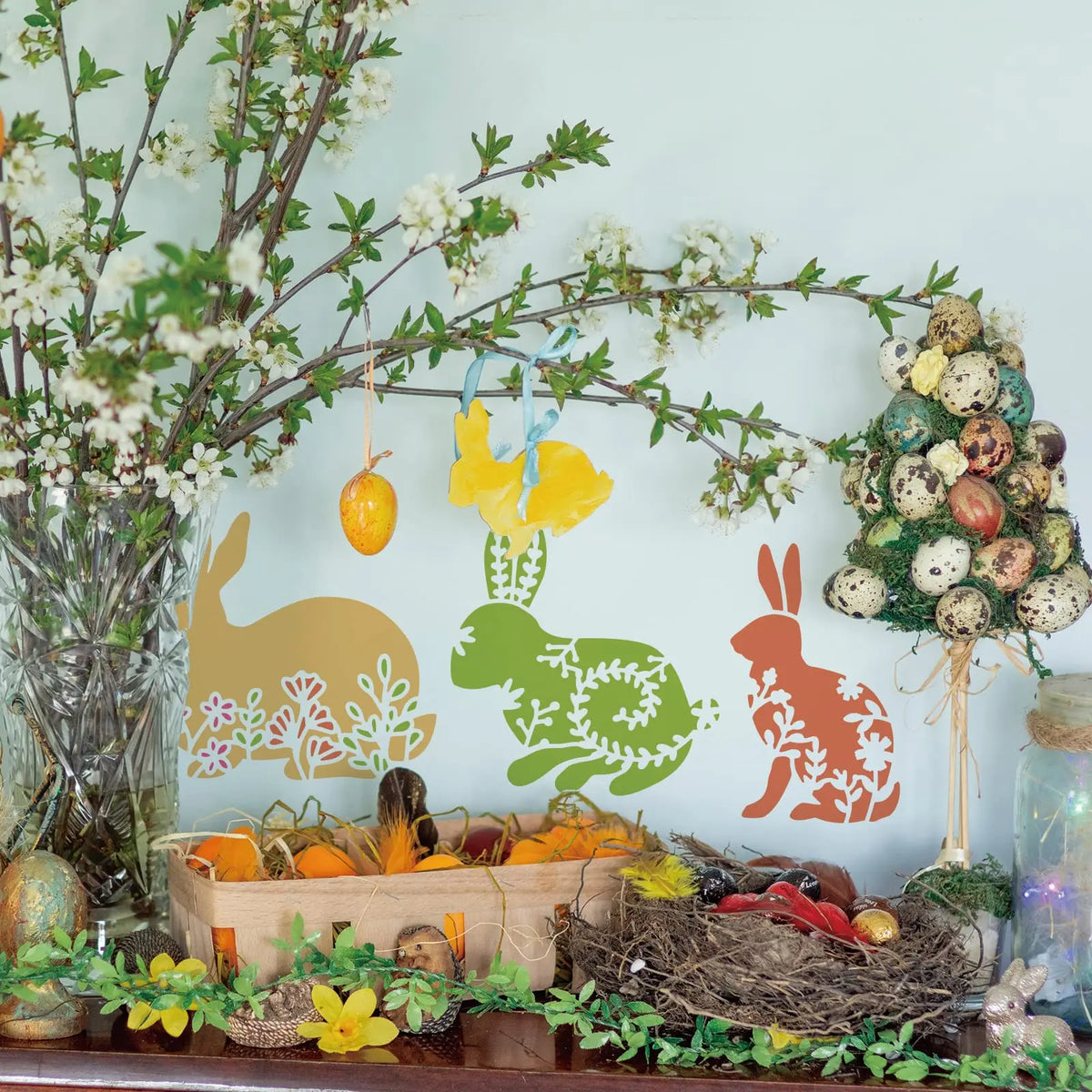 Stencil mural artisanal lapins fleurs texture bois blanc brun clair decoration murale peinture main
