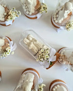 cloches verre transparent liège personnages sculptés fleurs artificielles couples blanc rose vert