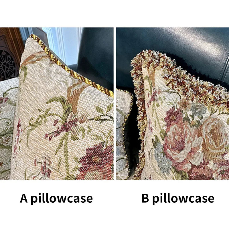 Deux taies d'oreiller décoratives affichant des motifs floraux riches et colorés.