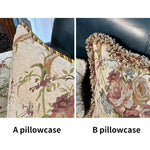 Deux taies d'oreiller décoratives affichant des motifs floraux riches et colorés.