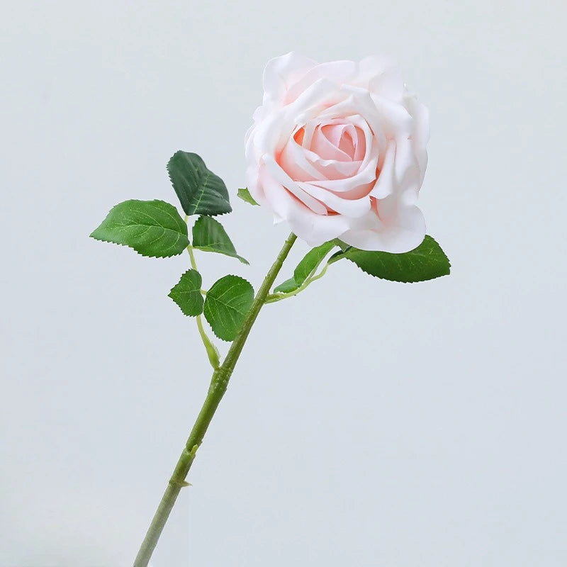décoration intérieure bouquet roses soie moderne blanc rose rouge minimaliste
